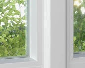 Parclose contemporaine d'une fenêtre PVC blanche