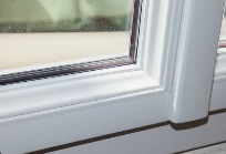 Parclose moulurée d'une fenêtre PVC blanche