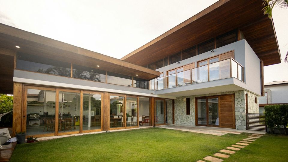 Grandes baies aluminium sur une maison contemporaine
