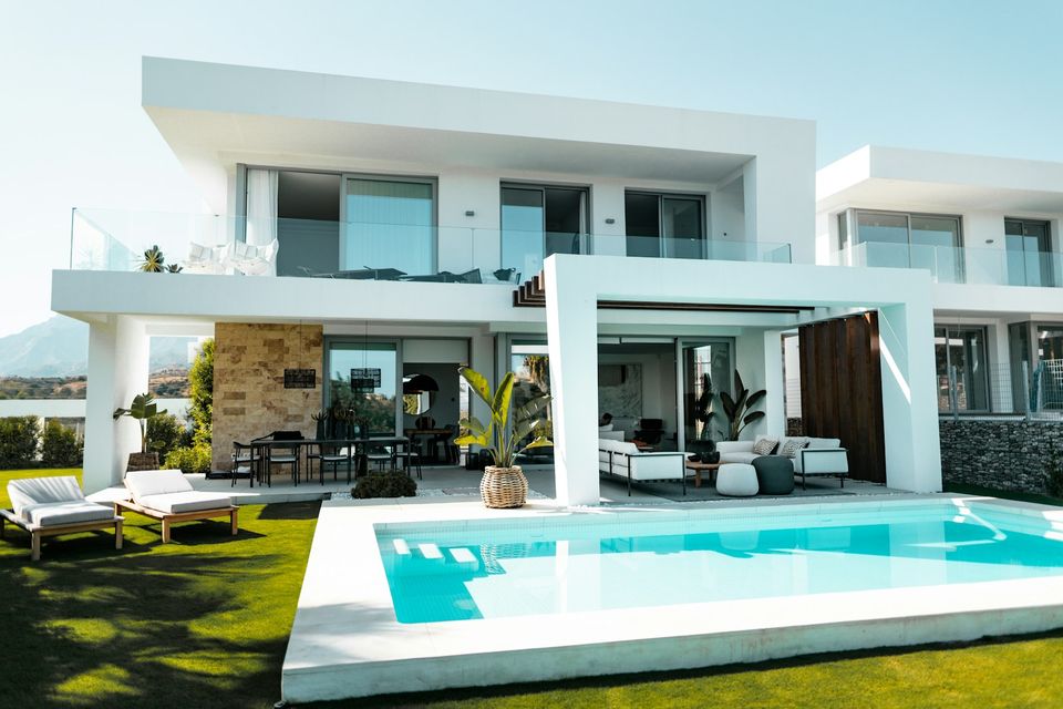Maison neuve blanche aux grandes baies