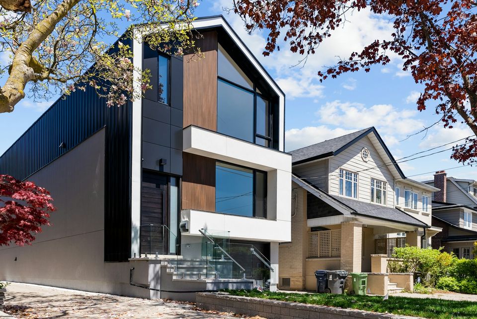 Menuiseries aluminium noires en façade