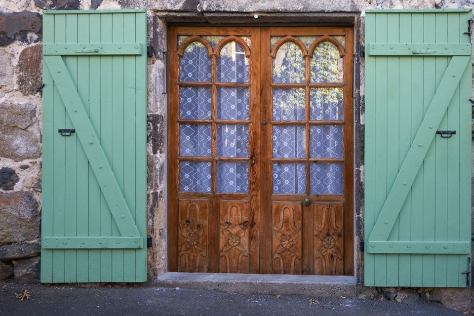 Porte-fenêtre bois cintrée et volets peints