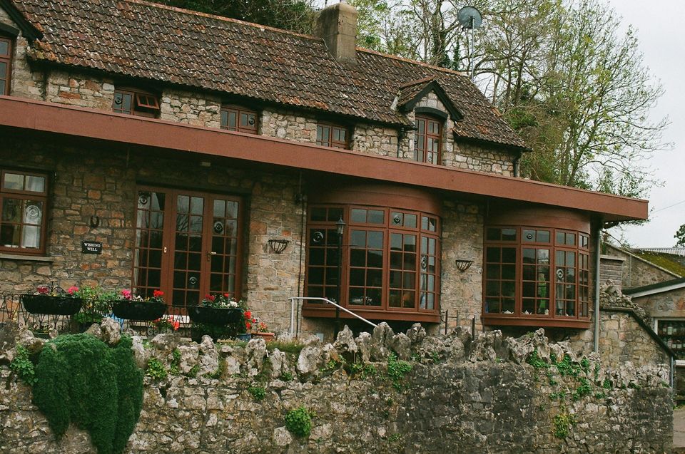 Fenêtres bois sur une maison en pierre