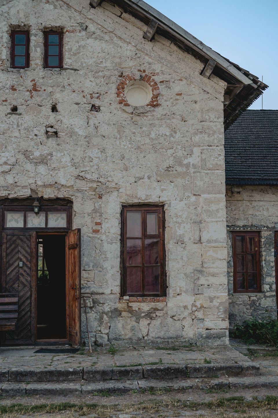 Fenêtres bois sur un bâtiment en pierre