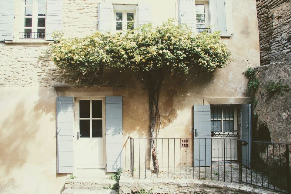 Façade claire, volets bleu-gris et glycine