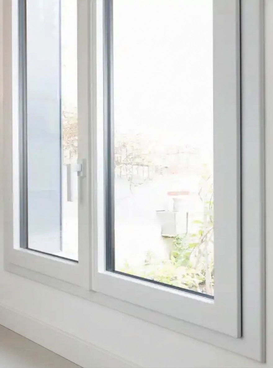 Fenêtre PVC blanche à deux vantaux