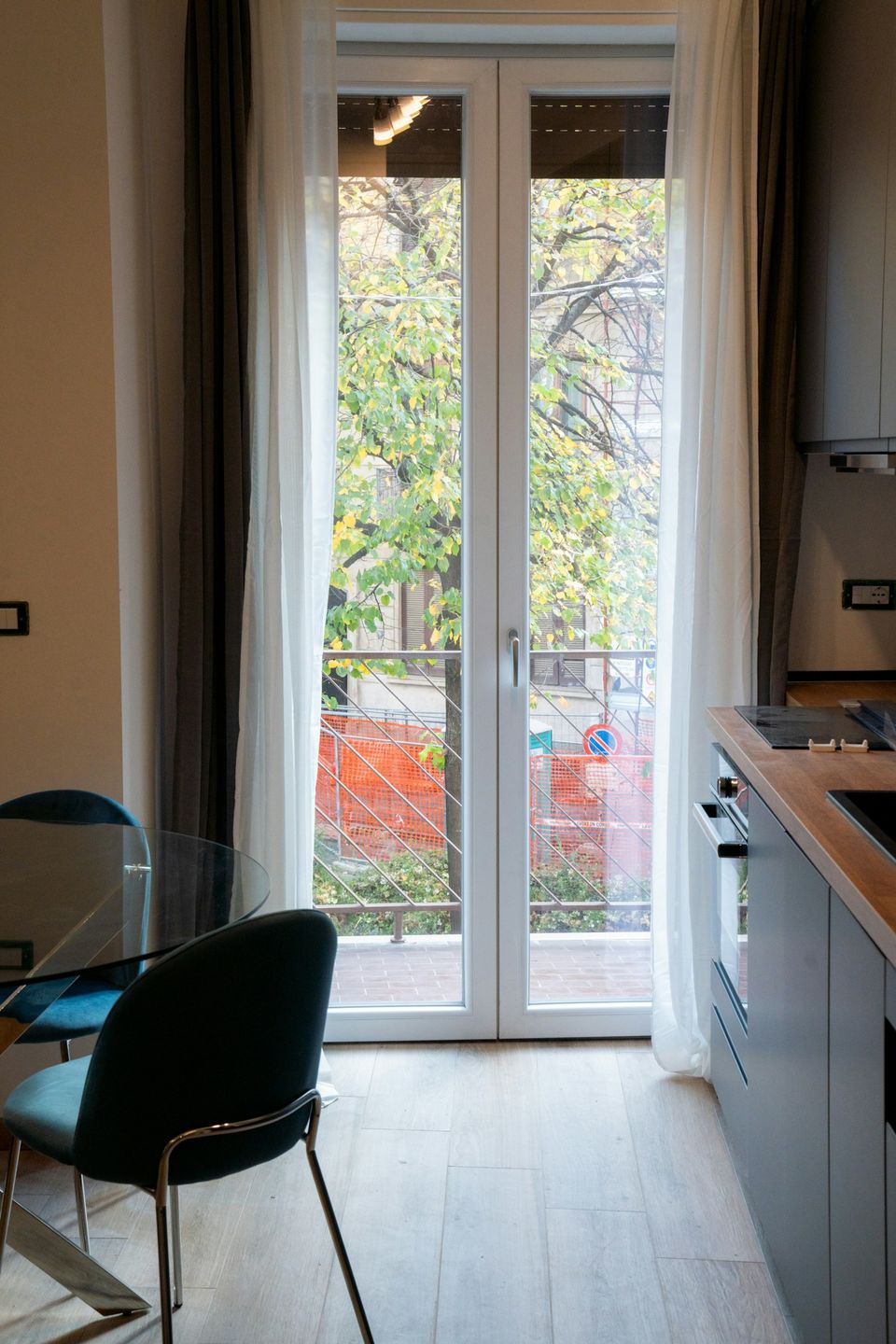 Porte-fenêtre ouverte sur l'extérieur