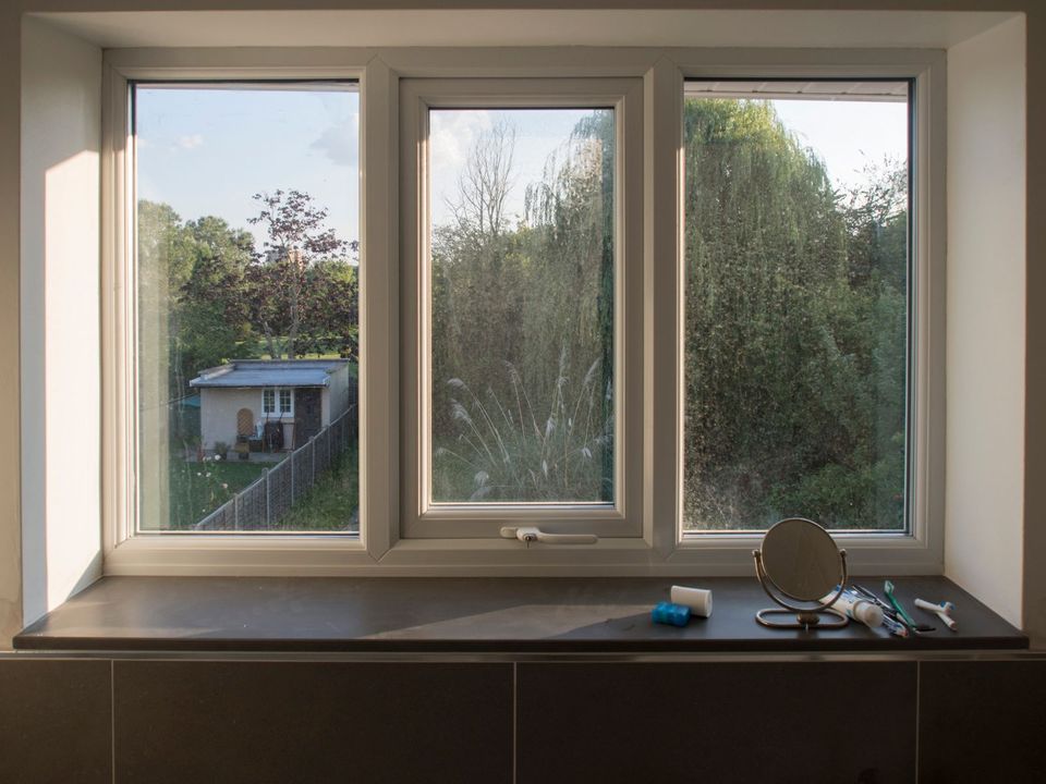 Fenêtre blanche donnant sur le jardin