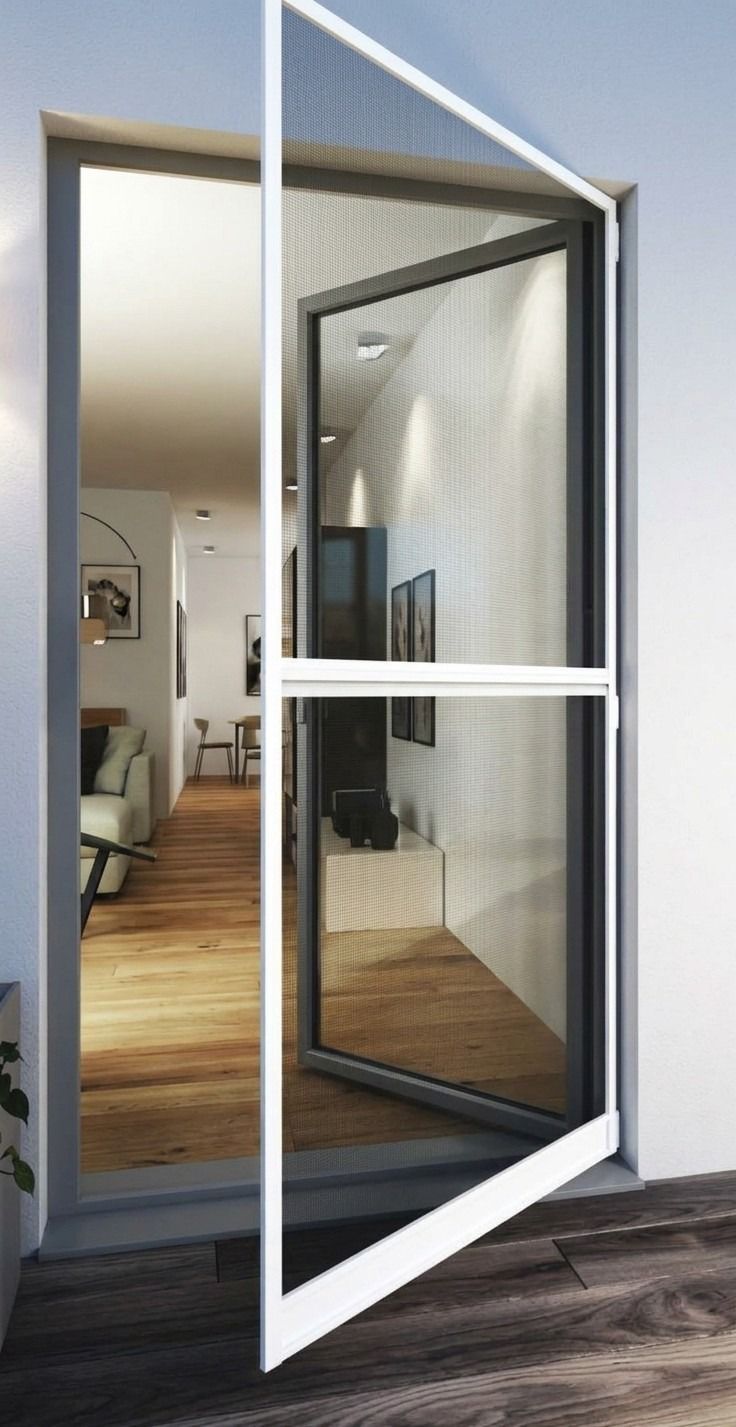 Moustiquaire battante devant une porte-fenêtre