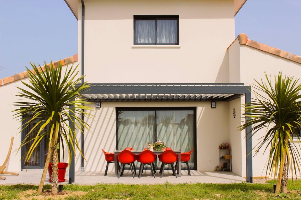 Pergola adossée à une maison
