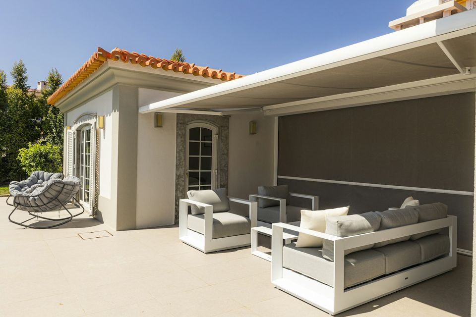 Pergola avec store vertical baissé