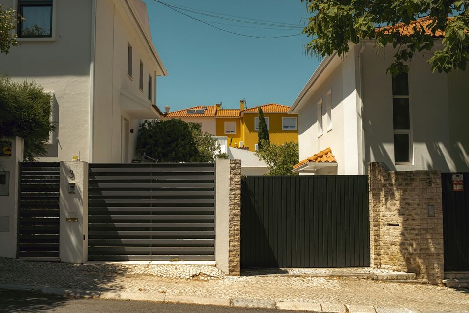 Portail et clôture en métal sombre