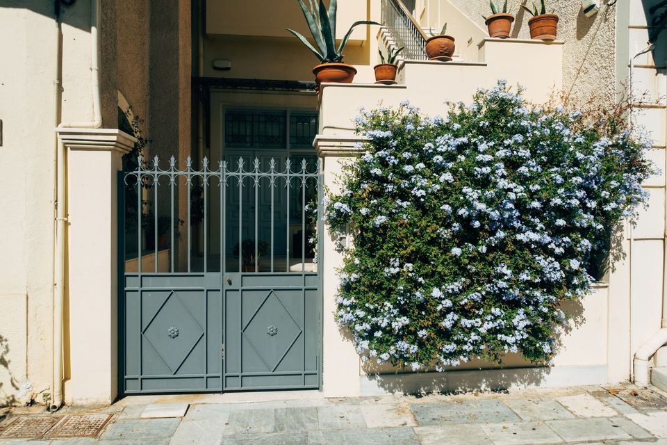 Portail gris sur une façade méditerranéenne
