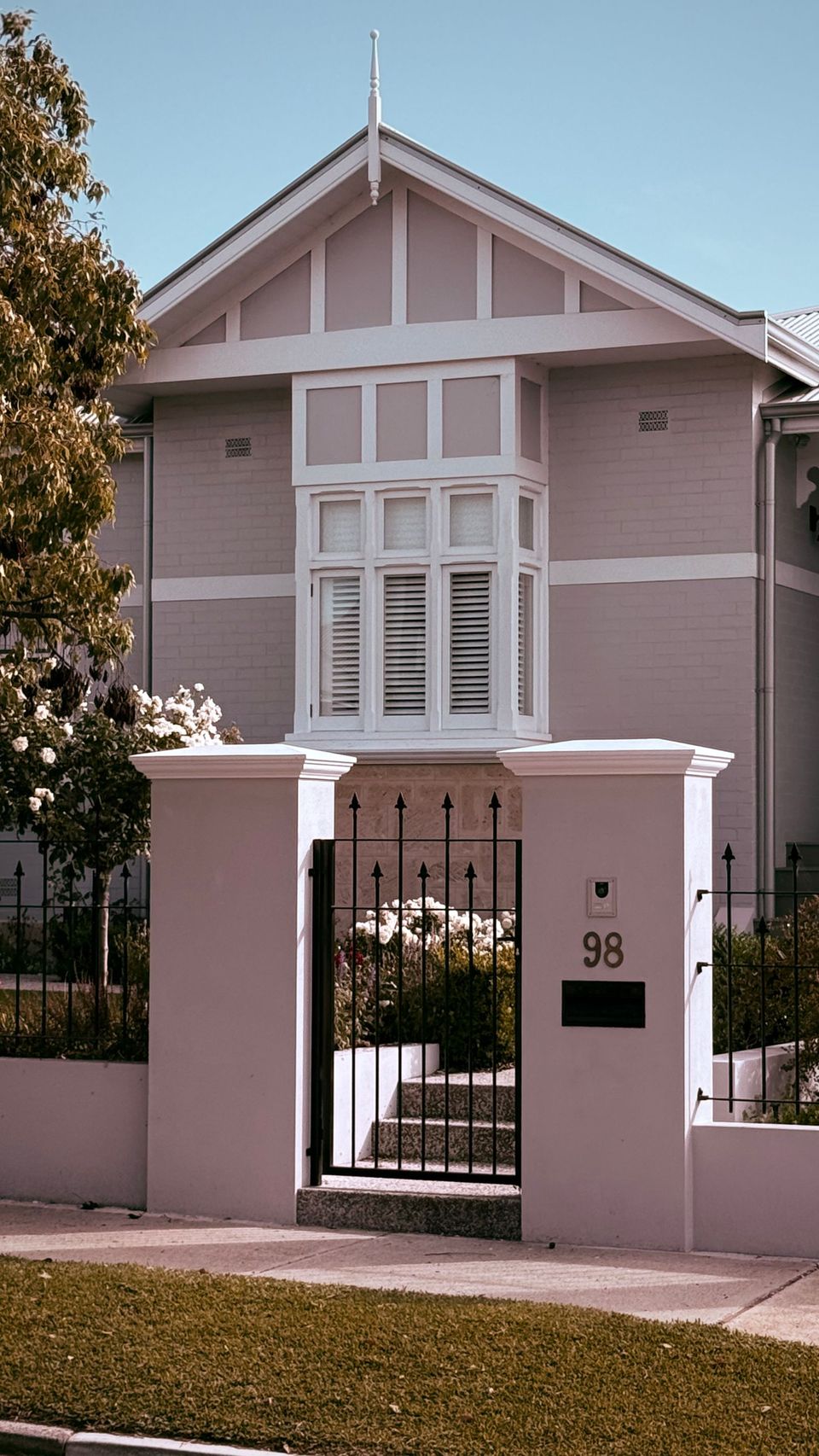 Portail et piliers d'une maison individuelle