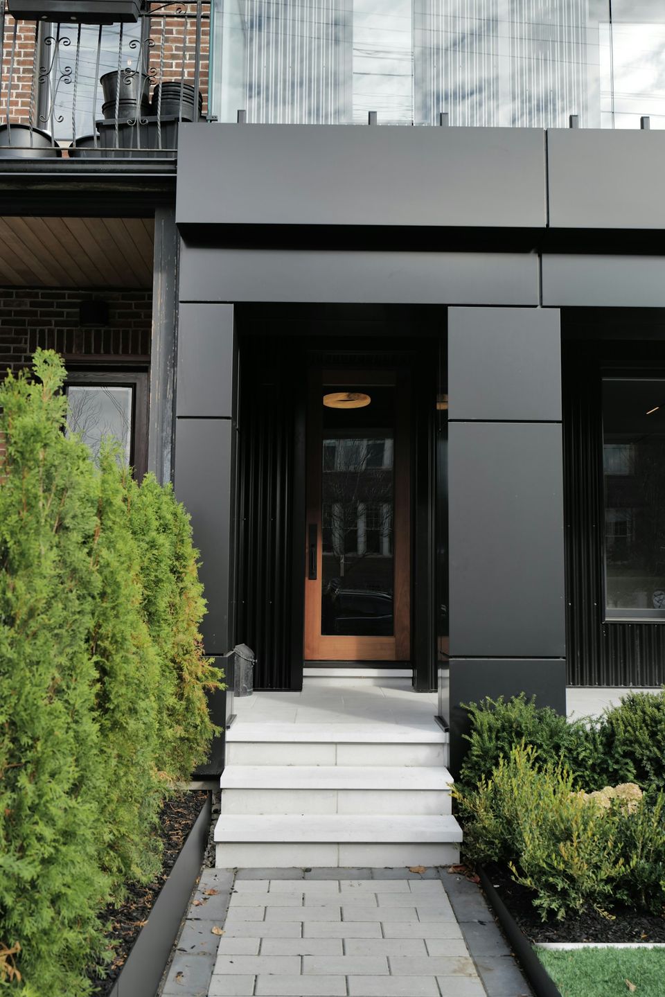 Porte d'entrée contemporaine noire