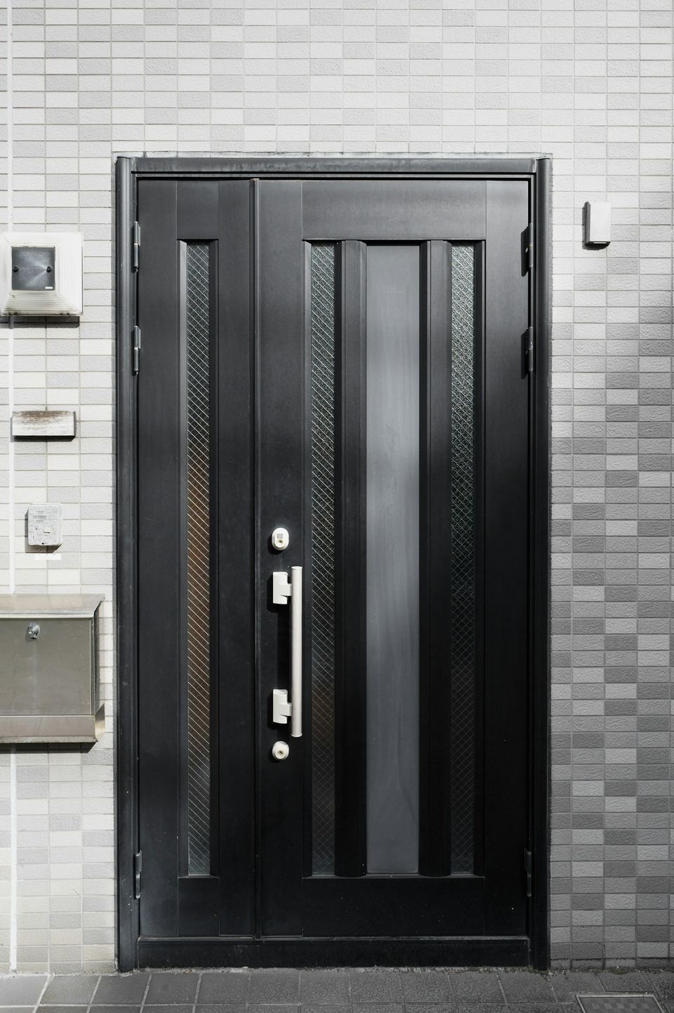 Porte d'entrée à panneaux vitrés
