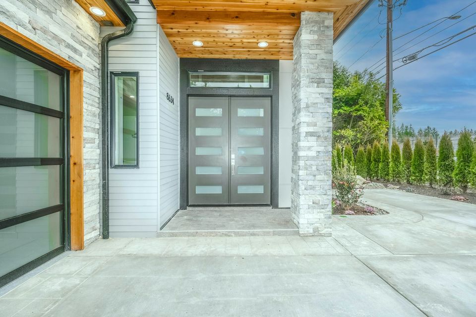 Entrée contemporaine à double porte vitrée