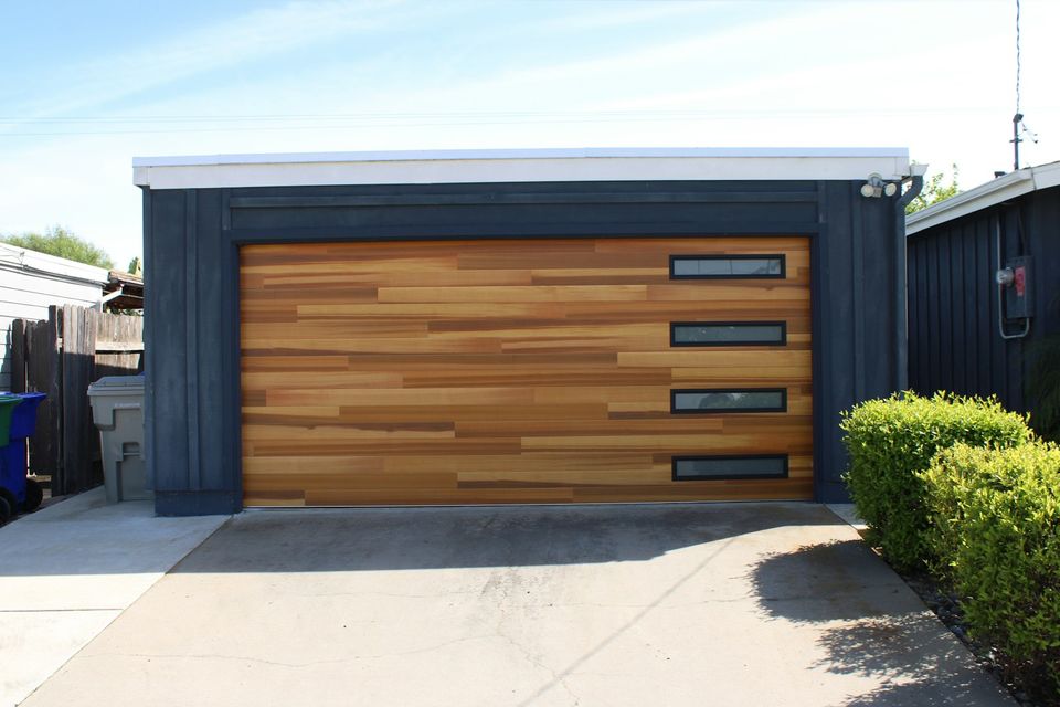 Porte de garage sectionnelle aspect bois
