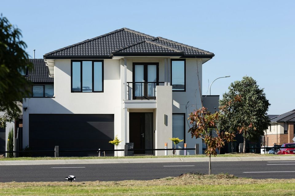 Maison avec porte de garage sombre