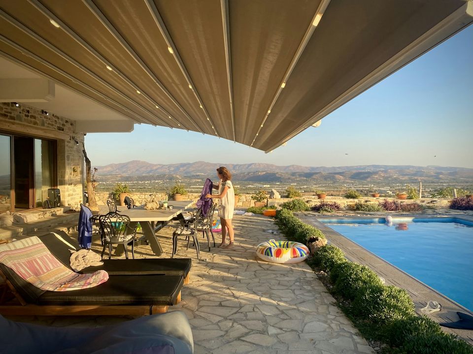 Store de terrasse au-dessus d'un salon extérieur
