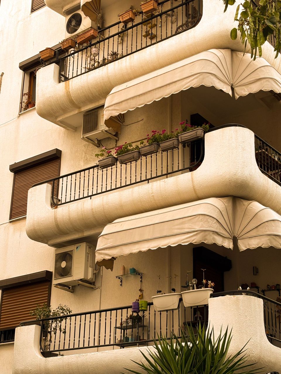 Stores bannes sur des balcons