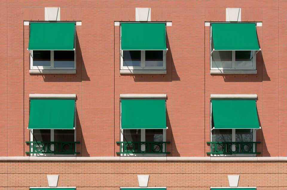 Stores de fenêtres sur une façade