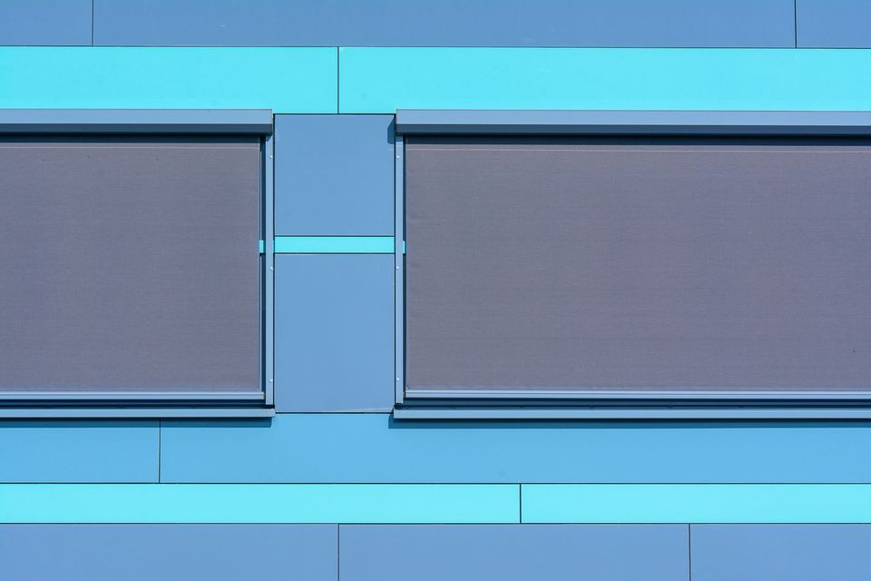 Stores extérieurs sur une façade bleue