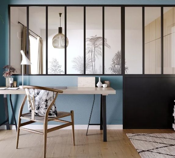 Verrière d'intérieur noire séparant un bureau