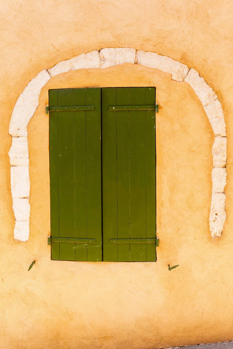Volets battants sur une façade ocre