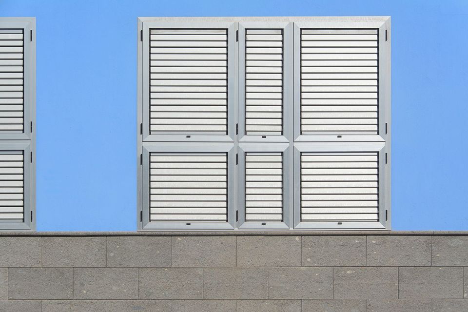 Volets persiennés aluminium gris clair