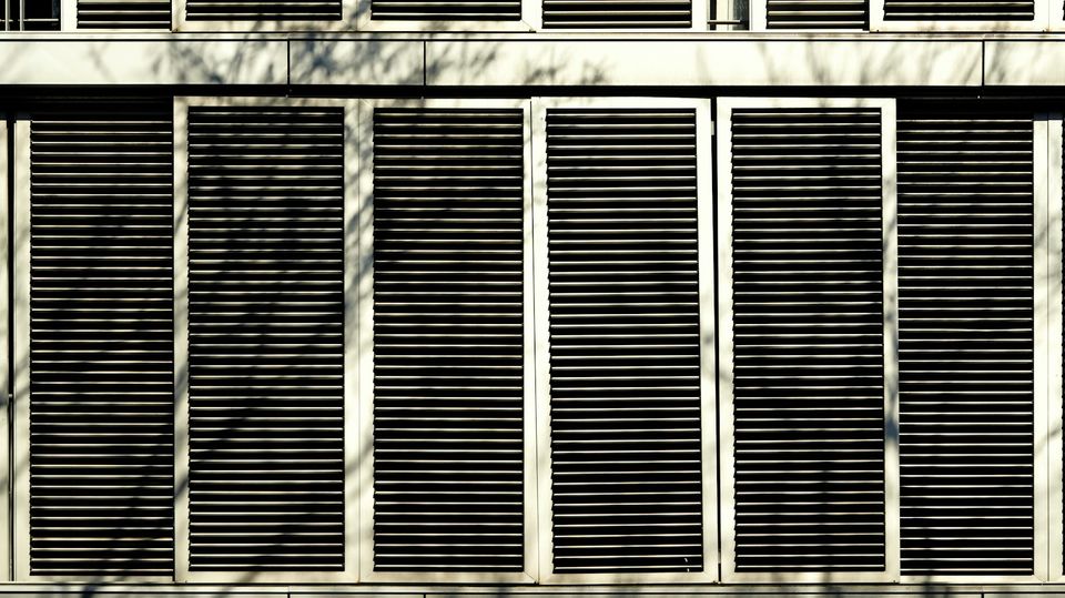 Volets coulissants à lames sur une façade