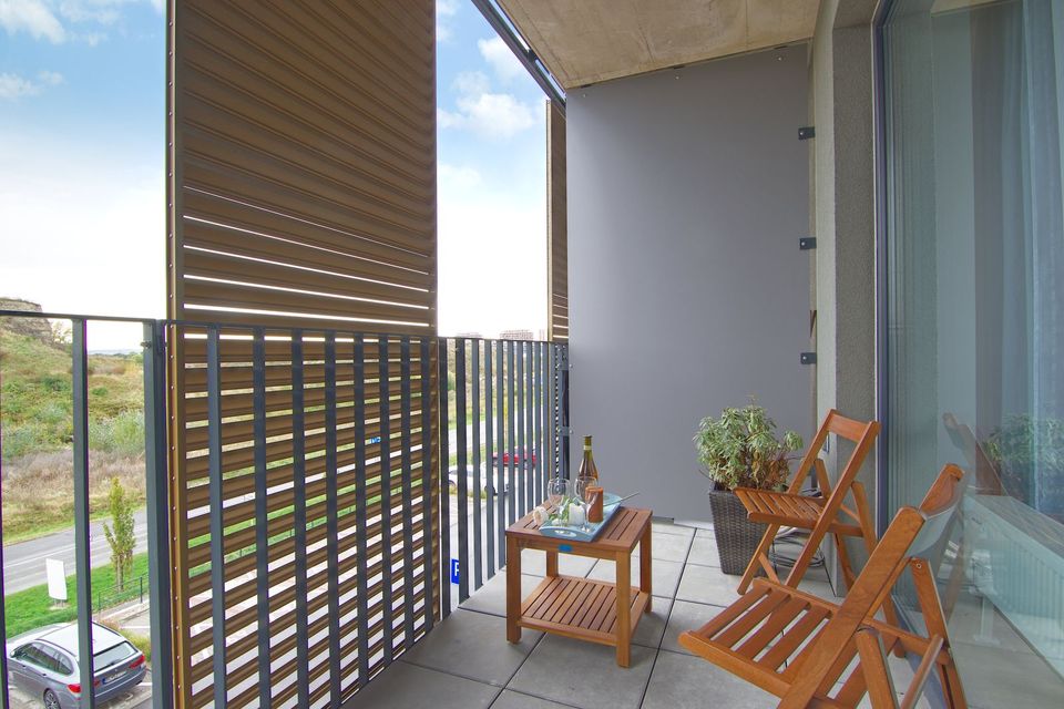 Volet coulissant à lames sur un balcon