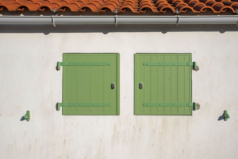 Volets verts sous une génoise