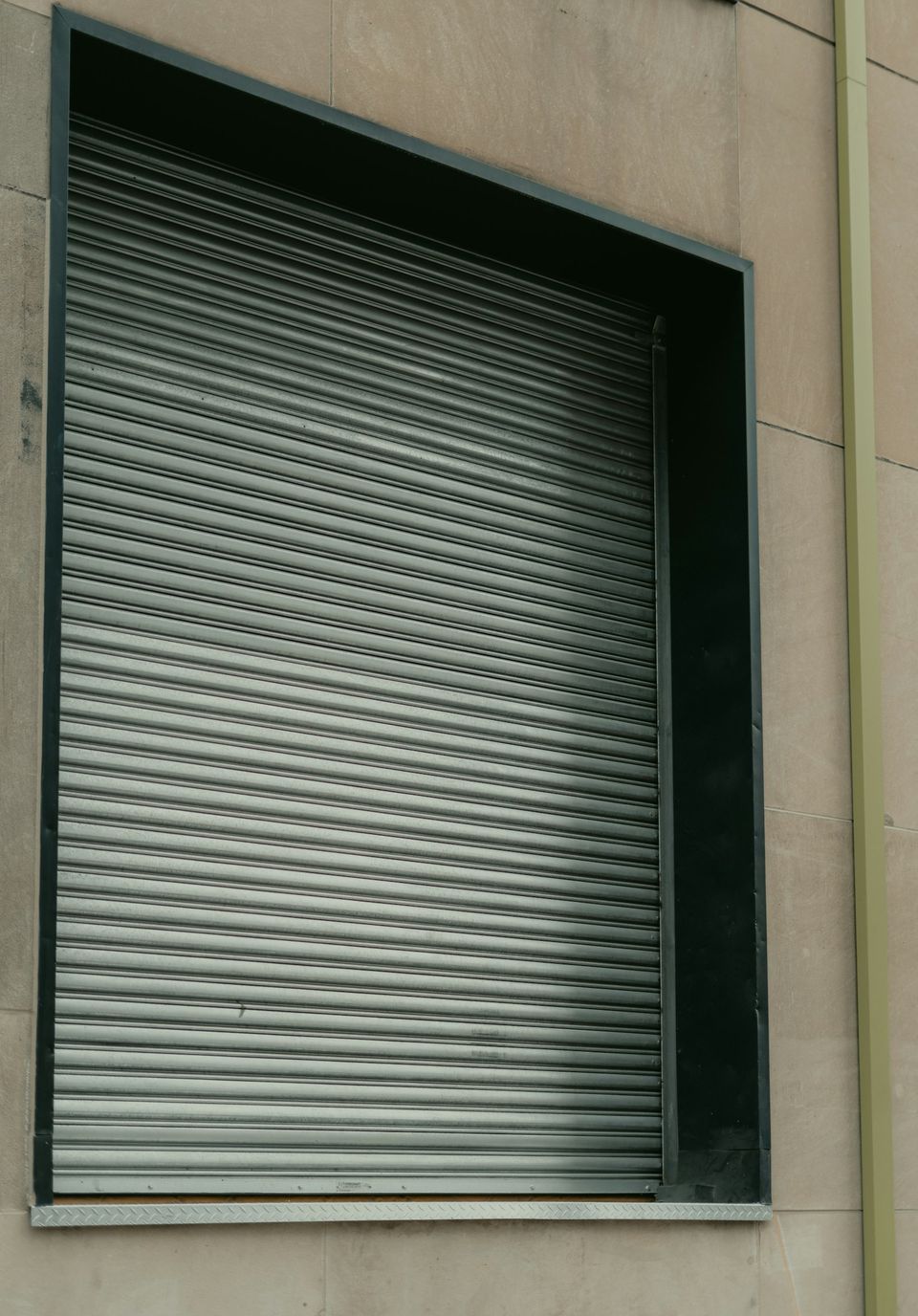 Volet roulant gris foncé fermé